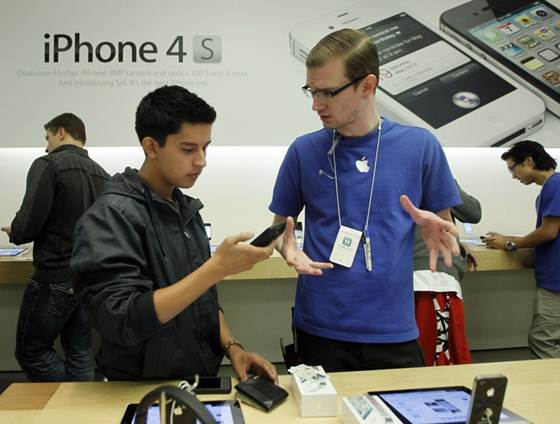 Description: The goal of the first Apple Store was just that: to lure customers in by letting them play with Macs